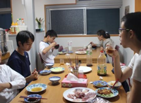 寮生との夕食の時間、島ナビ隊も一緒に食べます。