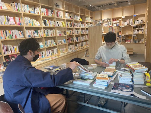 本棚に並ぶ本には、1冊づつおすすめ理由を書いています