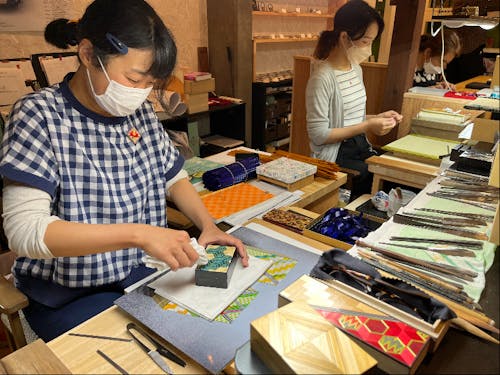 今井さん、福井さん日々修行中!麦わらを張るノリにはお米を使用しています。