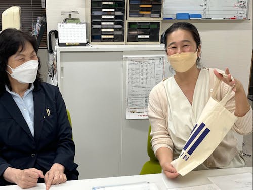 「本と温泉」で活動している先輩協力隊の松原さん(右側) 地域の方と相談しながらオリジナルグッズの構想中