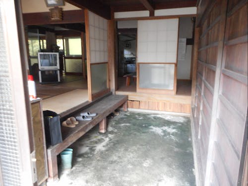 玄関はコンクリート土間なのでバイクや自転車も置けそう♪