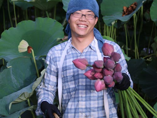 地域の農家さんのもとでお手伝いをした時の中谷さん。笑顔が素敵です!