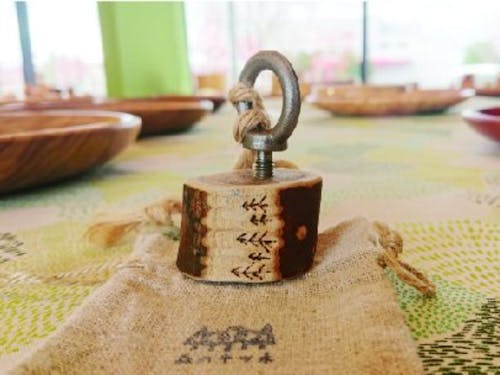 下川の木で作る鳥の鳴き声のするおもちゃ。バーニングペンで装飾して世界で一つの作品を作ってみて。