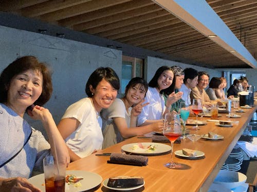 地元食材の魅力を最大限引き出すシェフの料理を試食会で。