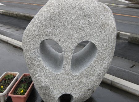 飯野町内に設置された宇宙人の石像