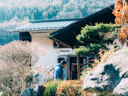 中庭には四重の重厚な扉を有した立派な土蔵と味噌蔵がL字に佇んでいます。中庭から蔵にかけての景色が素晴らしいのです!!