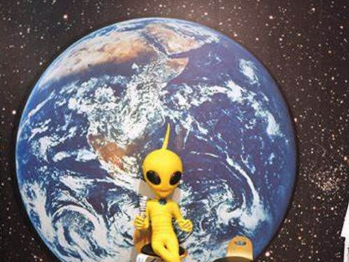 宇宙人が活動を見守ります