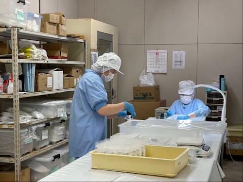 袋詰め作業をするめっちゃ明るい女性スタッフ