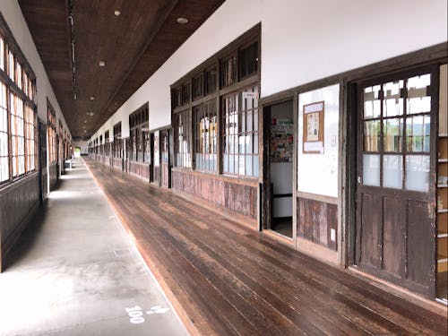 西予市の米博物館。109mの廊下で雑巾がけにチャレンジ!