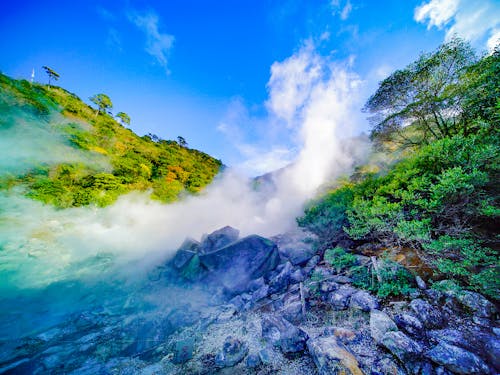 山の中腹、温泉が湧き出る八幡大地獄