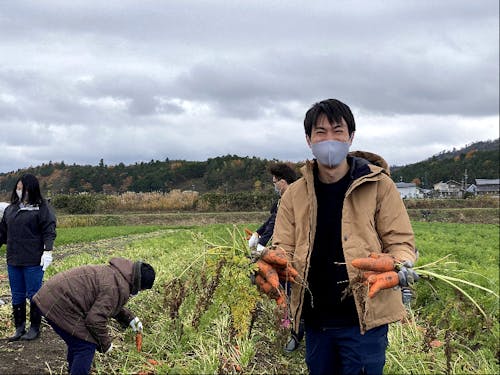 地域の農業体験に参加する昨年の参加者