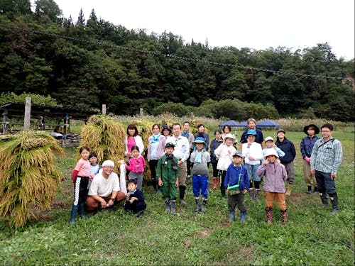 有機農法の田畑で作物を育てる体験は、親子に人気。