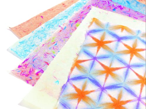 出来上がった紙は染色されたり、様々な製品へと加工されていきます。