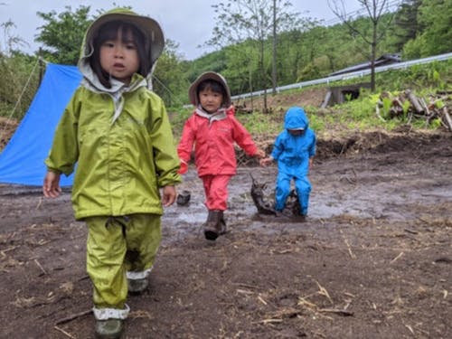 雨の日はカラフルなカッパを着て遊びます。雨だからこその遊びが展開されています。
