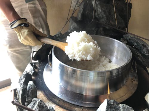 かまどで炊くごはん