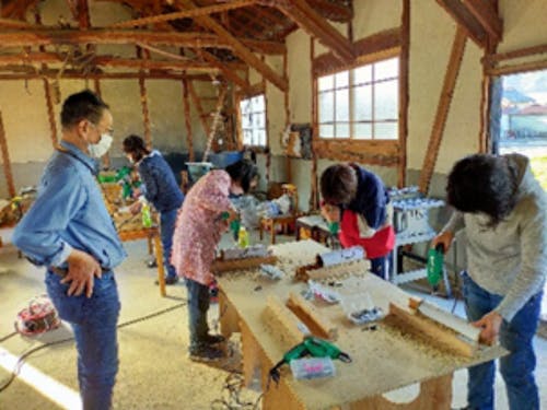 竹あかりや竹細工づくりの様子