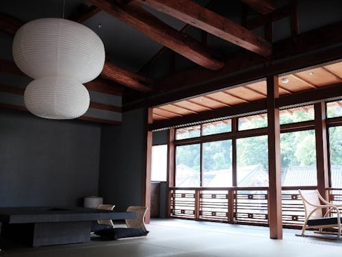 今回改修したスイートルームです。奥の窓からは城崎の街並みを一望できます。