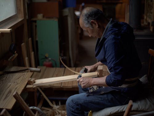 樽に使われる樽丸を作る工房に見学します。