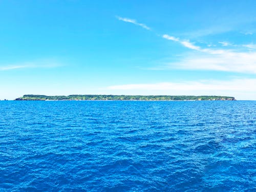海から見ると平たい島です