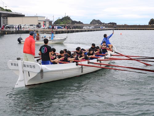 学校の外にも繰り出して、行動しながら学びを深めていきます!