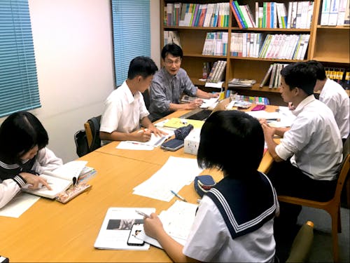 生徒たちと学習計画をたて、自習補助も行います!