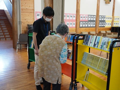 移動図書「きとらす号」で本の貸し出しをする地域おこし協力隊