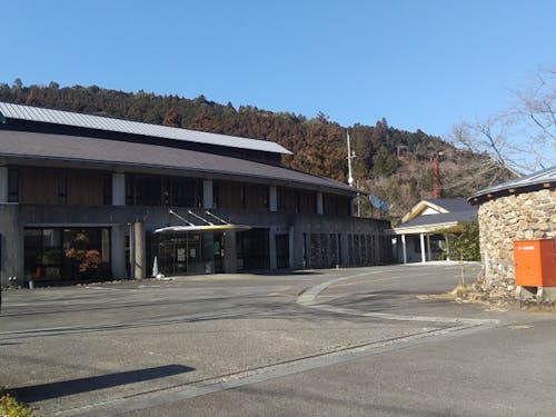 山々に囲まれた馬路村役場