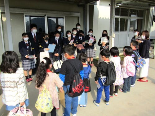 地球未来科の活動で、地元小学生が高校を探検中!