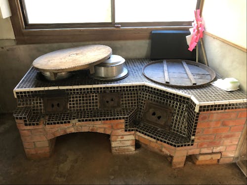 かまどでご飯を炊いたり、料理を作ることが出来ます。