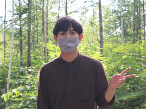 道内出身の23歳。下川町には町民が気軽に入れる町有林がいくつもある。町有林前にて。