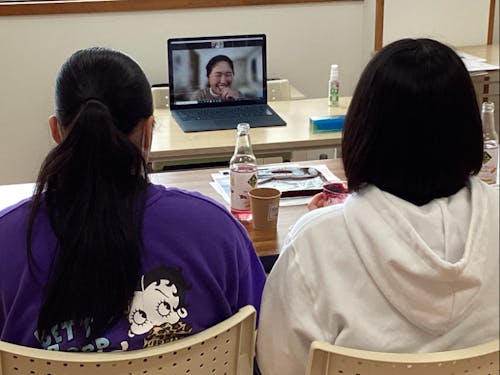 地元の方々と話をしている様子です。