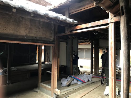 内装改修中。仕上げは市民参加型のDIYを予定しています。