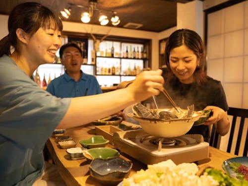 捌いたすっぽんをみんなで舌鼓