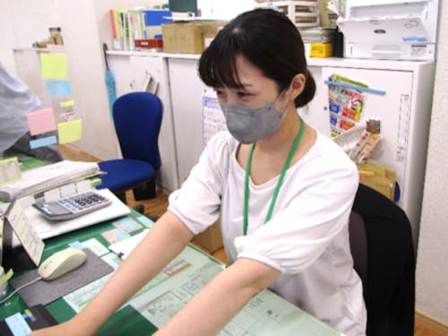 後藤枝理子さん。令和4年度から健康ほけん課で働いています。自然豊かな町で働きやすい所です!