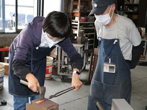 三条鍛冶道場にて。放課後は地域の伝統に触れてみるのもおすすめです。