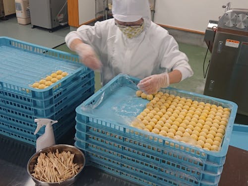 工場でお団子を作っている様子