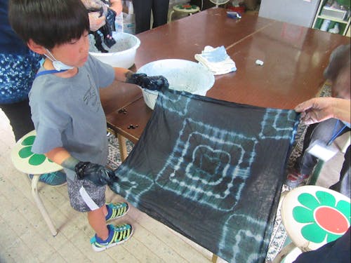 地域の子ども達と一緒に藍染め体験