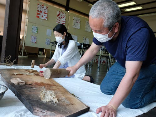 2022年6月には、凧博物館の一室をお借りして紙漉きWSを実施