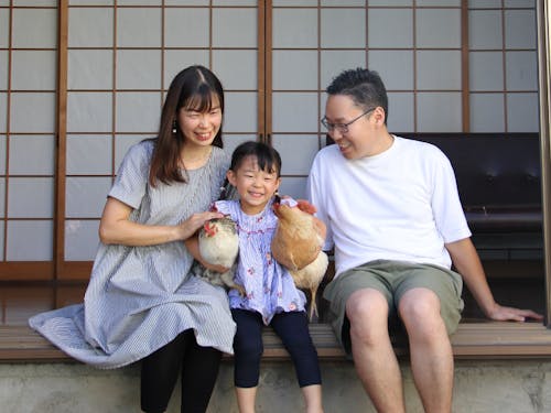 他にも、地域で暮らすメンバーと一緒にお迎えします［写真＝移住者向けのサポートをしている藤原さんファミリー］