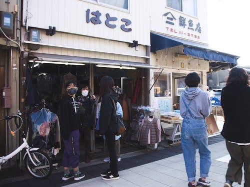 商店街には昔からのお店も立ち並んでます