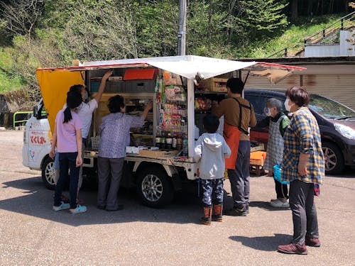 山の地域でも安心!移動スーパーも周っています。