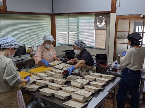 弁当づくりのようす