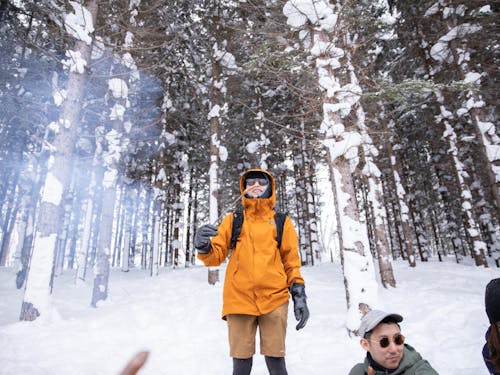 冬の森で焚火しながら、地元食材でバーベキュー。
