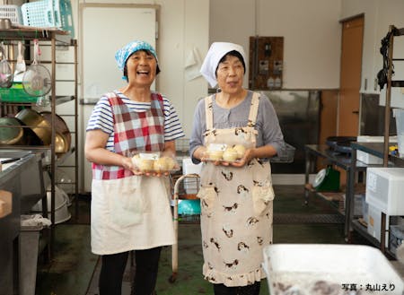 高山村でお饅頭をつくる「ひまわりグループ」のお母さん
