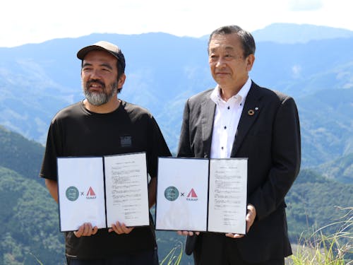 扇山の登山口で行われた連携協定調印式の様子