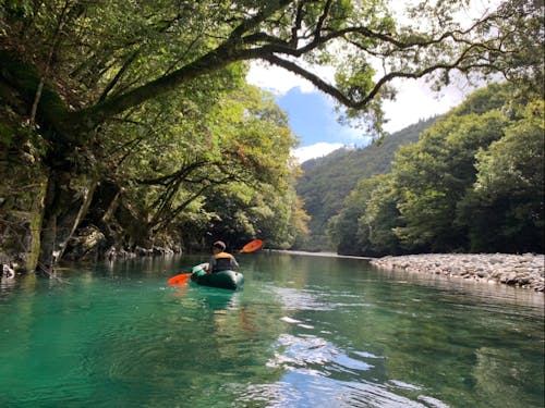 耳川源流域をパックラフトで下る様子