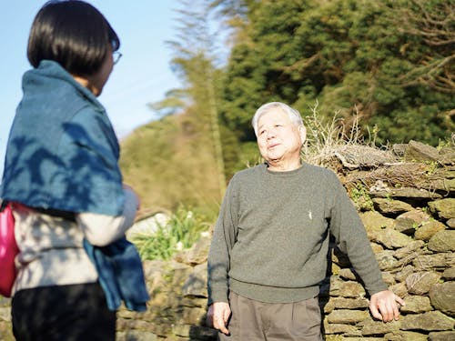 地域の人とおしゃべり。大事なコミュニケーションの時間(写真:繁延あづさ)