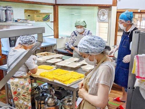 弁当づくりのようす