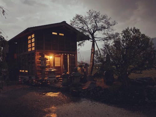 移築した板倉と灯籠を使った庭