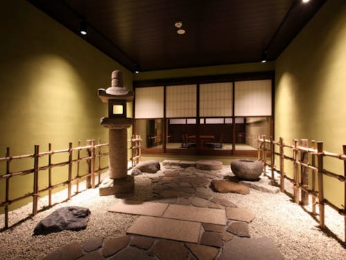 旅館内の石を基調とした庭園